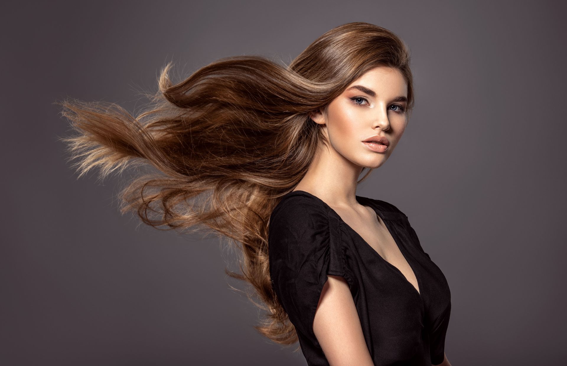 chica mostrando su cabello largo