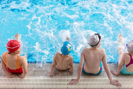 bambini a bordo piscina