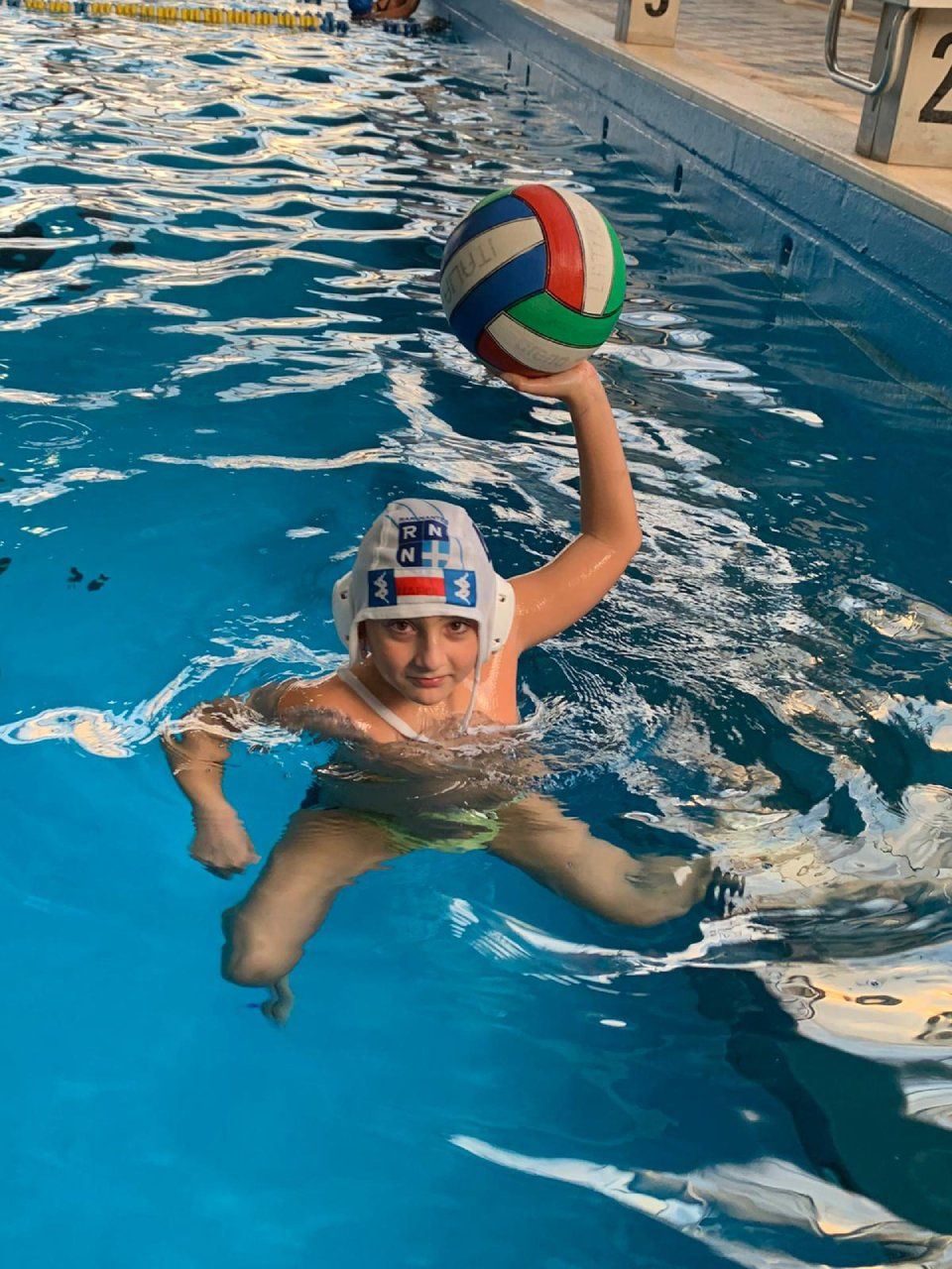 bambino che gioca a pallanuoto