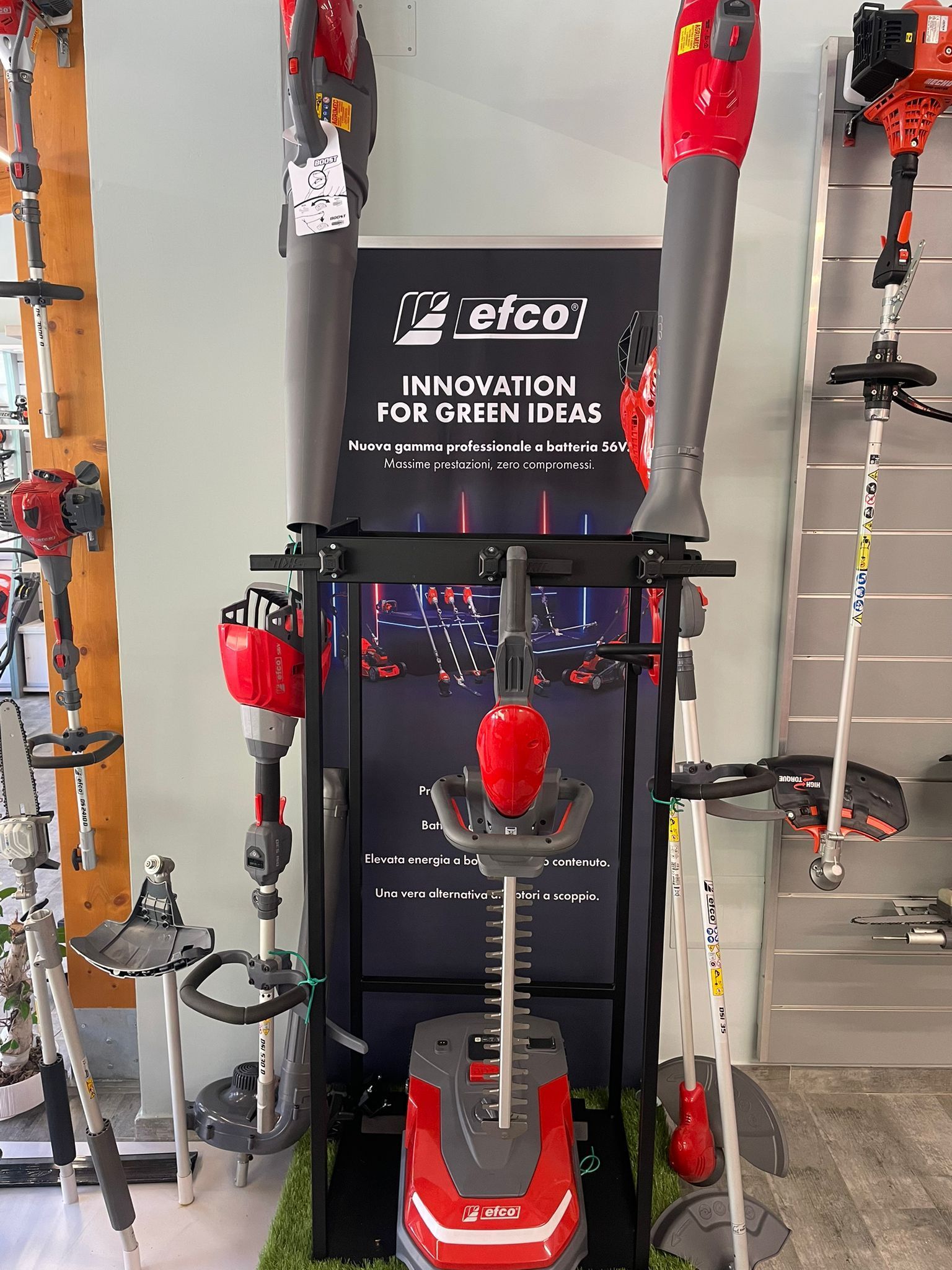 Macchinario industriale rosso e nero con un cartello che recita 