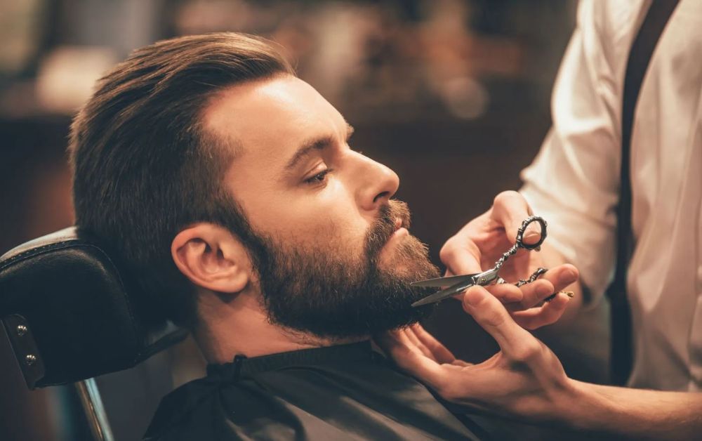 taglio della barba con le forbici