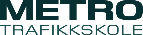 METRO Trafikkskole-logo i m&oslash;rk bl&aring;gr&oslash;nn og gr&aring; tekst p&aring; hvit bakgrunn