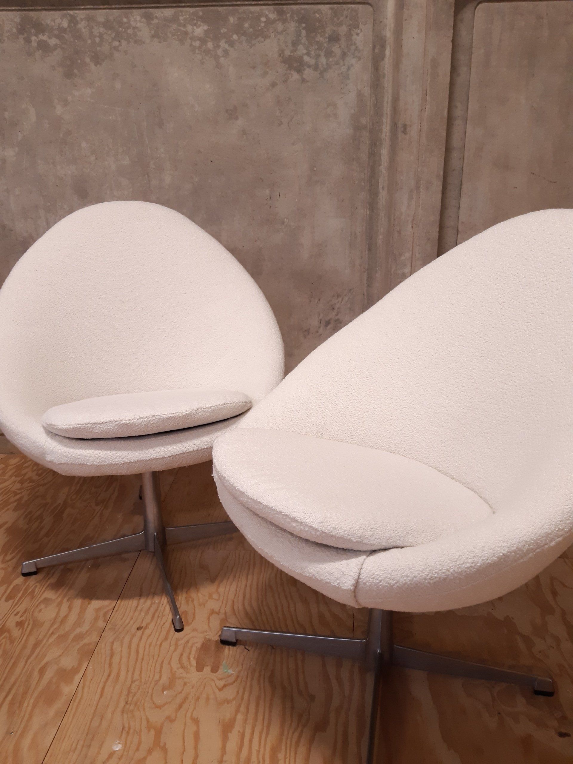 Set Pastoe little egg swivel chairs