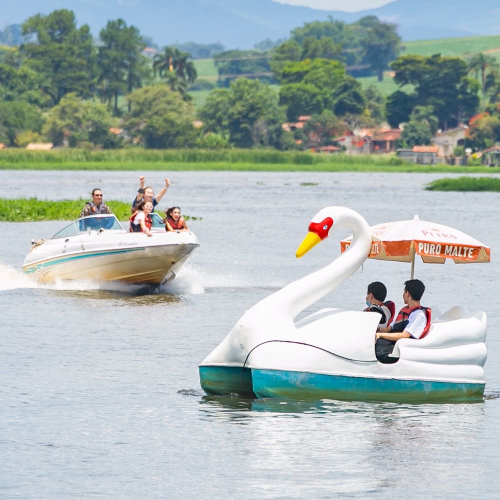 Passeio de pedalinho no Restaurante Costelão Atibaia