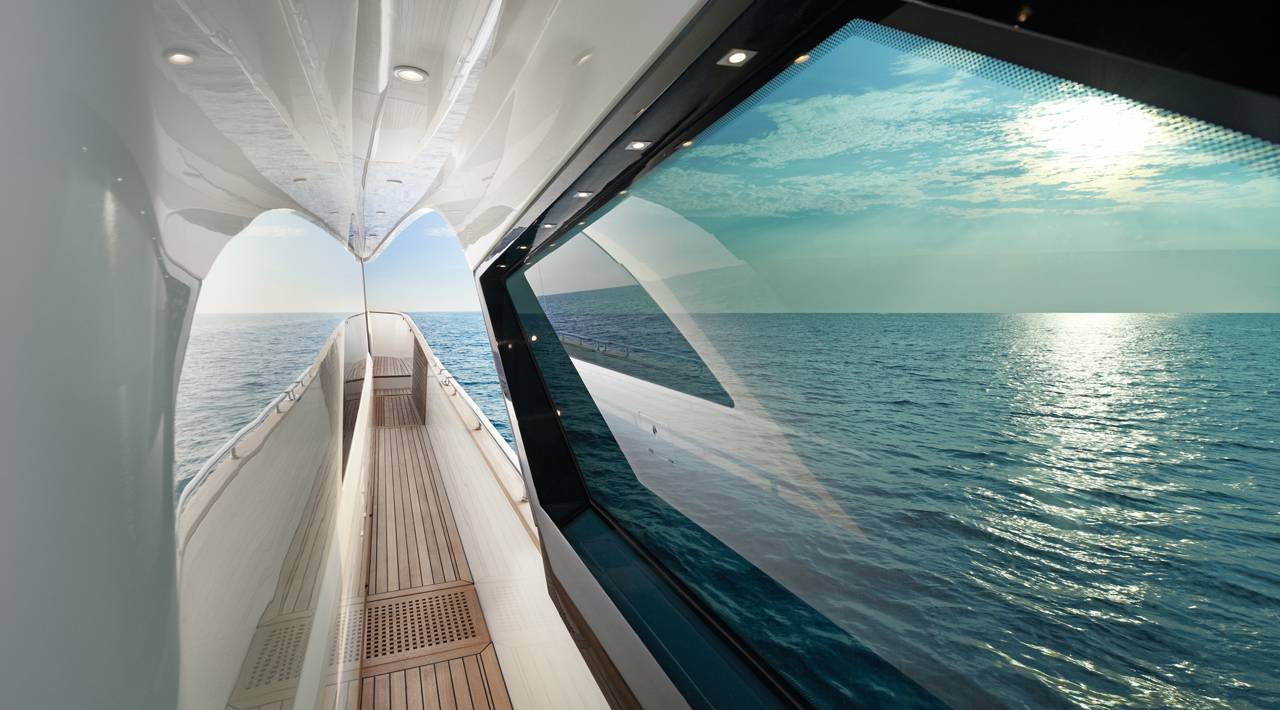 Un ragazzo mentre nuota in mare