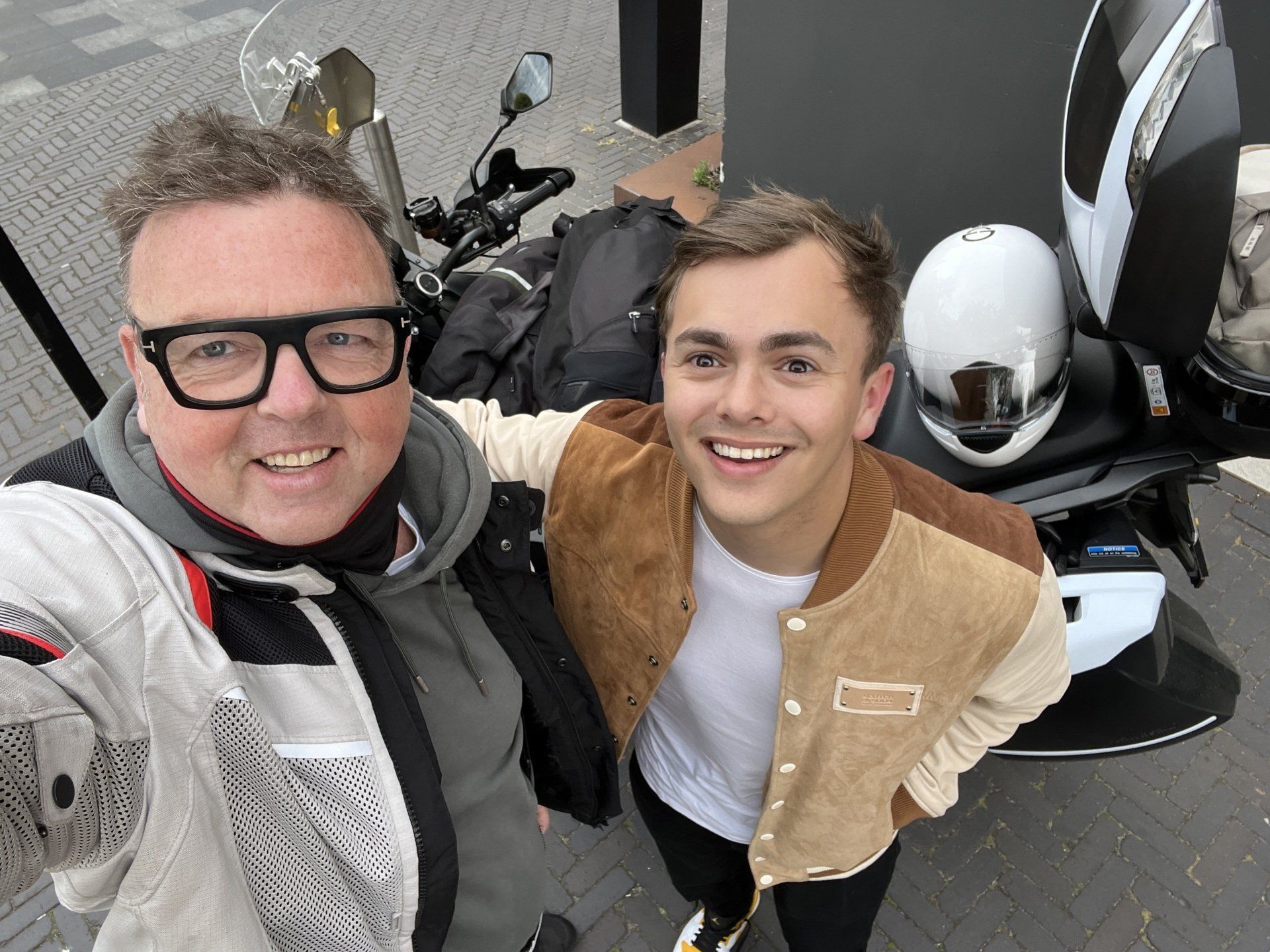 zanger FLEMMING op motortaxi