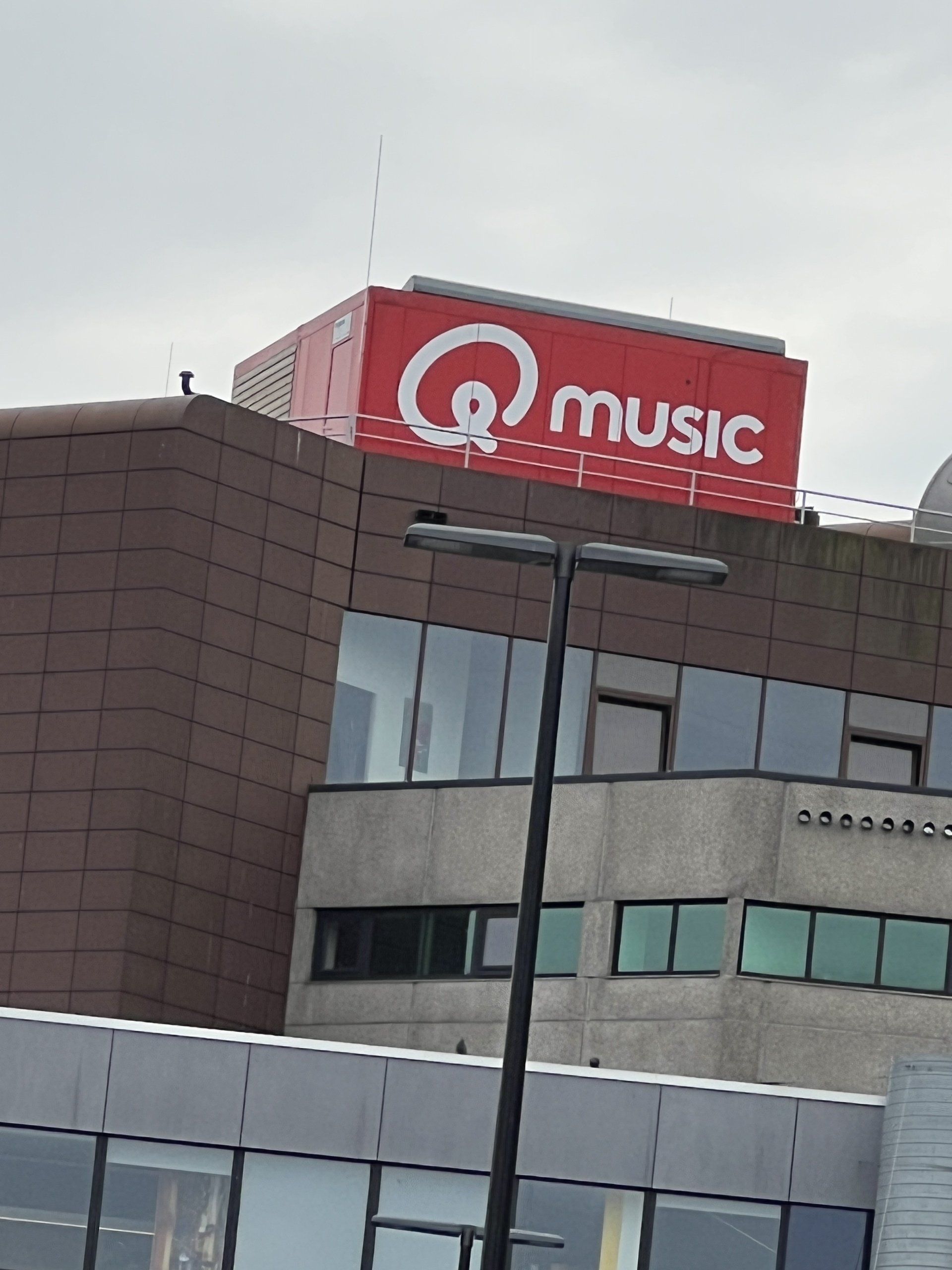 Qmusic zangeres MAAN op motortaxi
