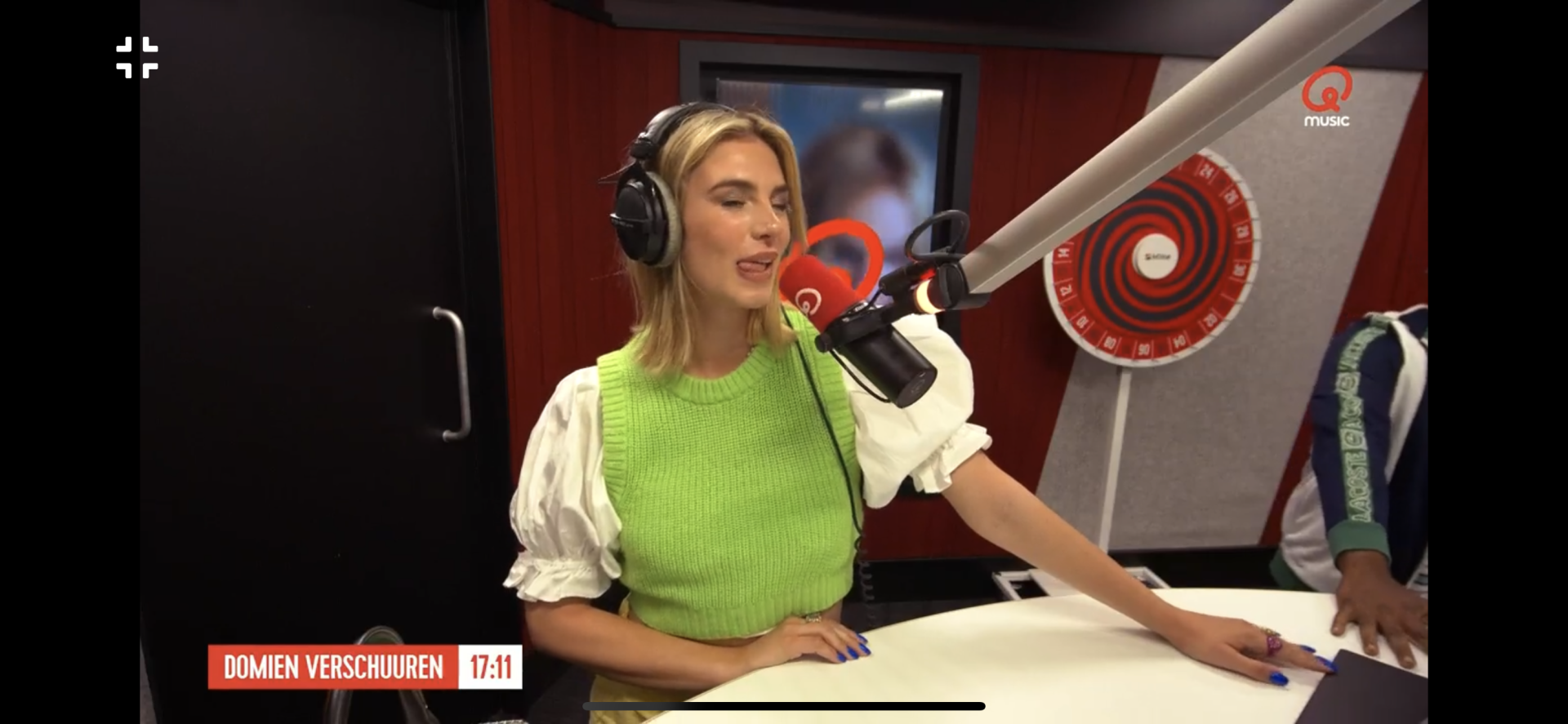 zangeres MAAN op motortaxi