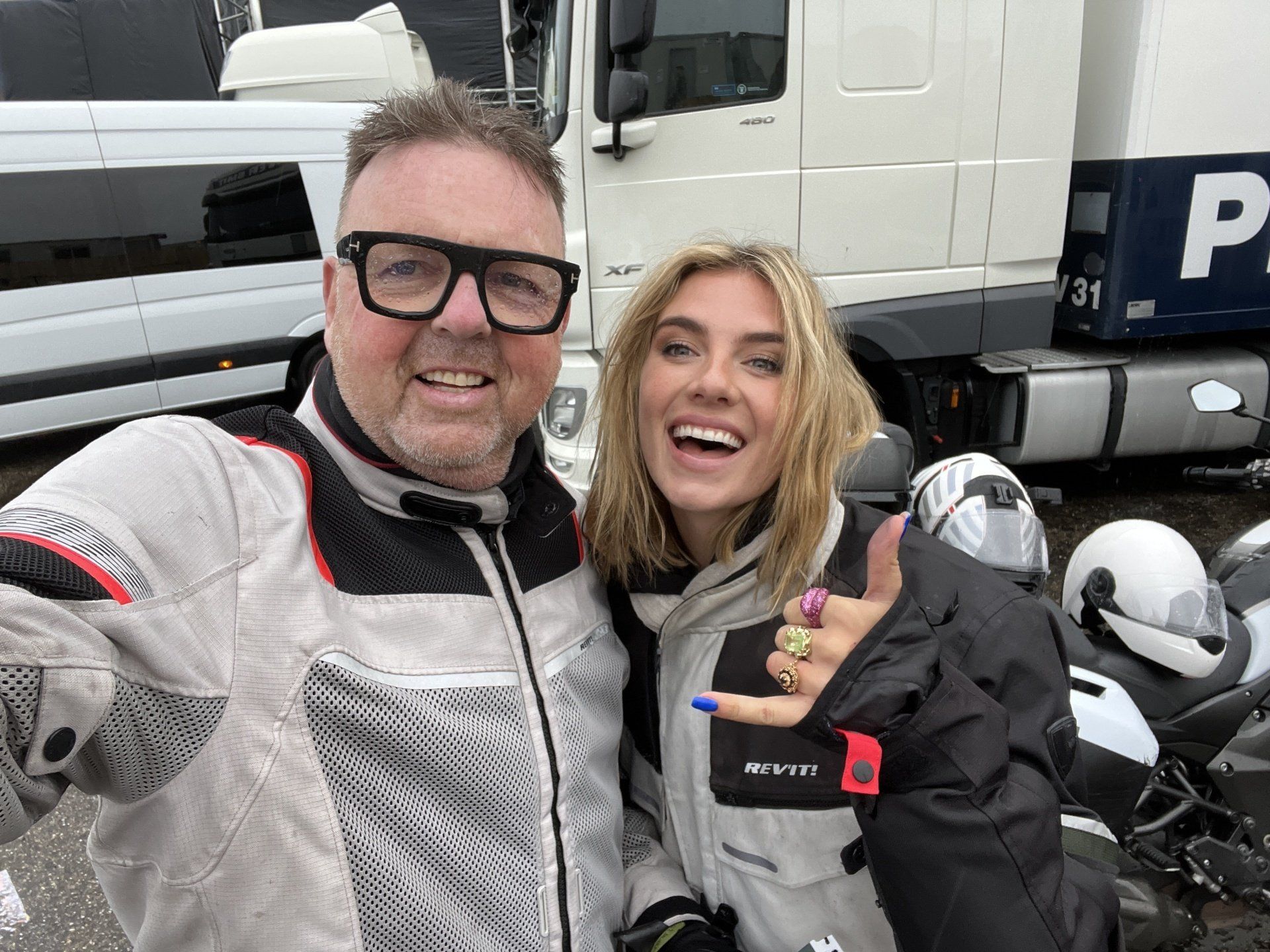 zangeres MAAN op motortaxi