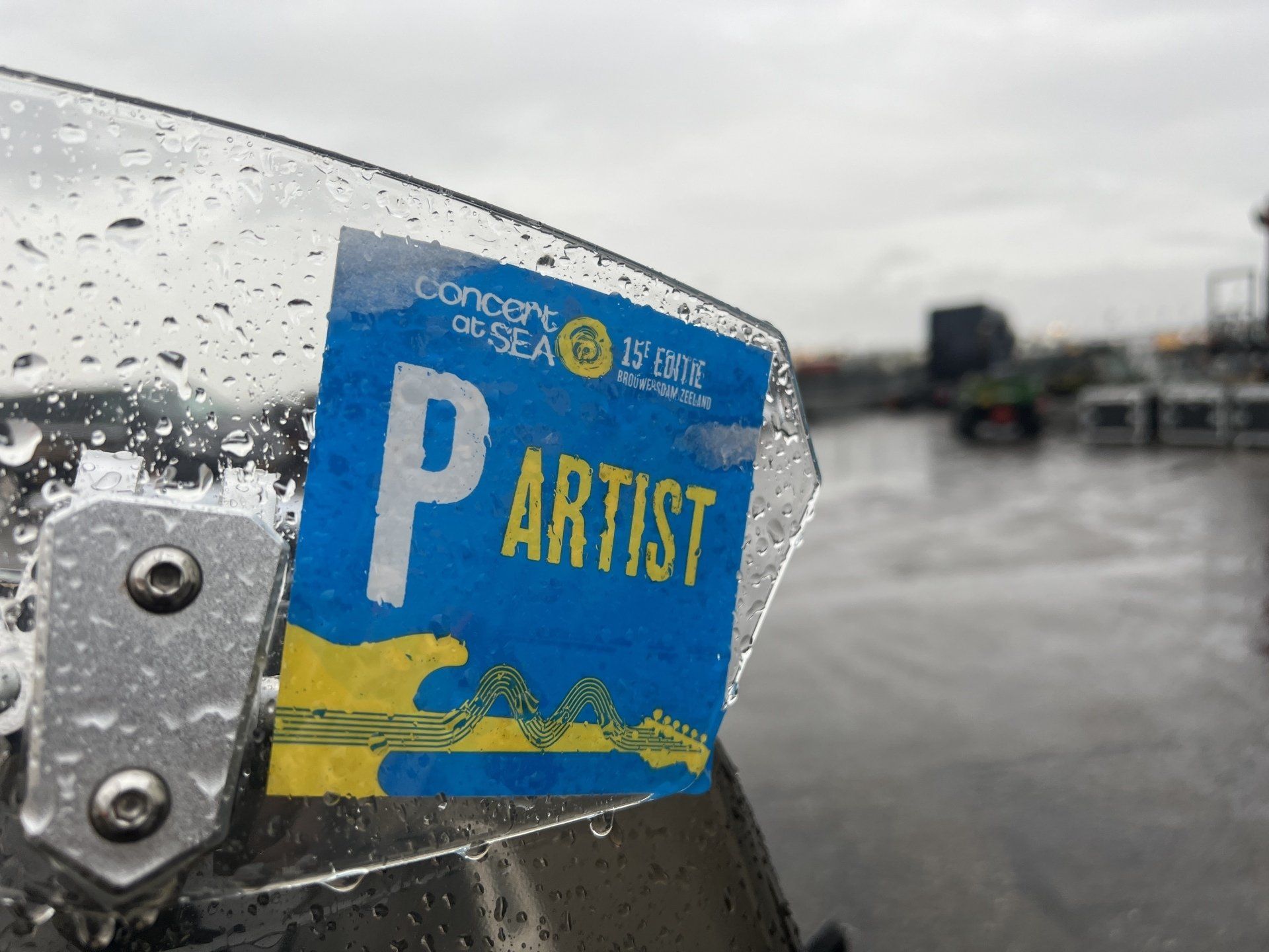 zangeres MAAN op motortaxi concert at sea