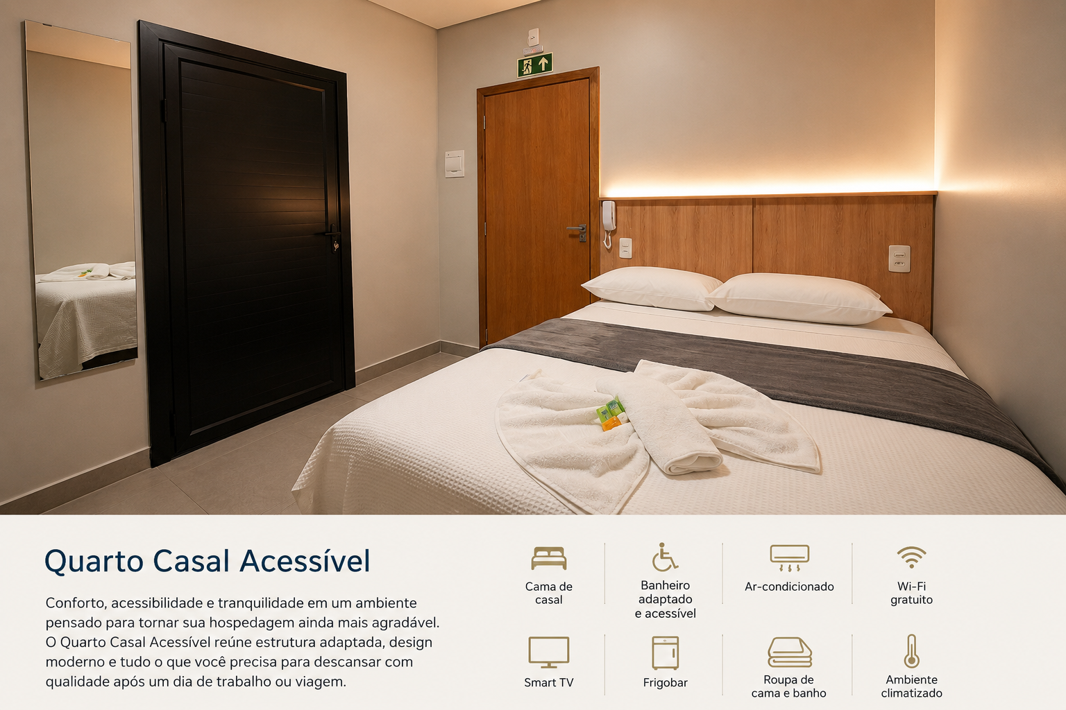 Quarto de hotel acessível com cama de casal, cabeceira de madeira, guarda-roupa preto e porta para o banheiro.
