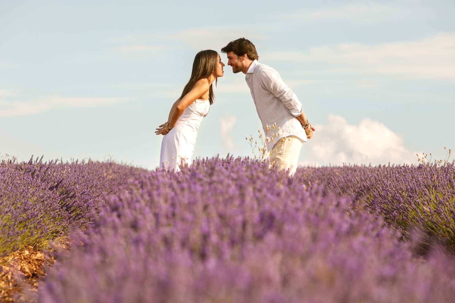 Disa pareja disfrutando de un campo de Lavandas.