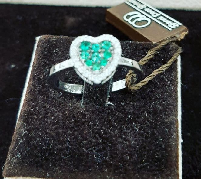 anello diamante verde