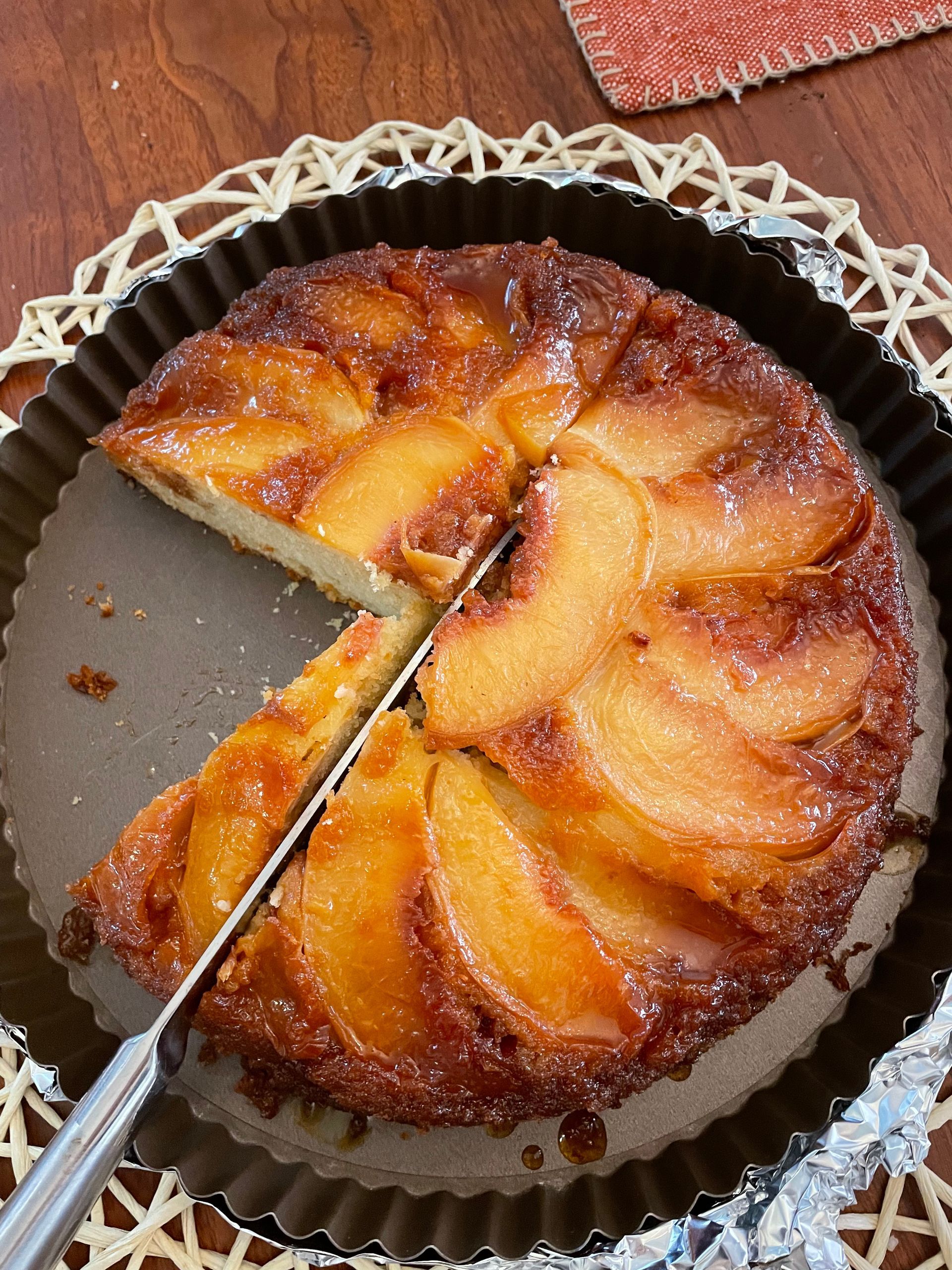 slicing peach cake