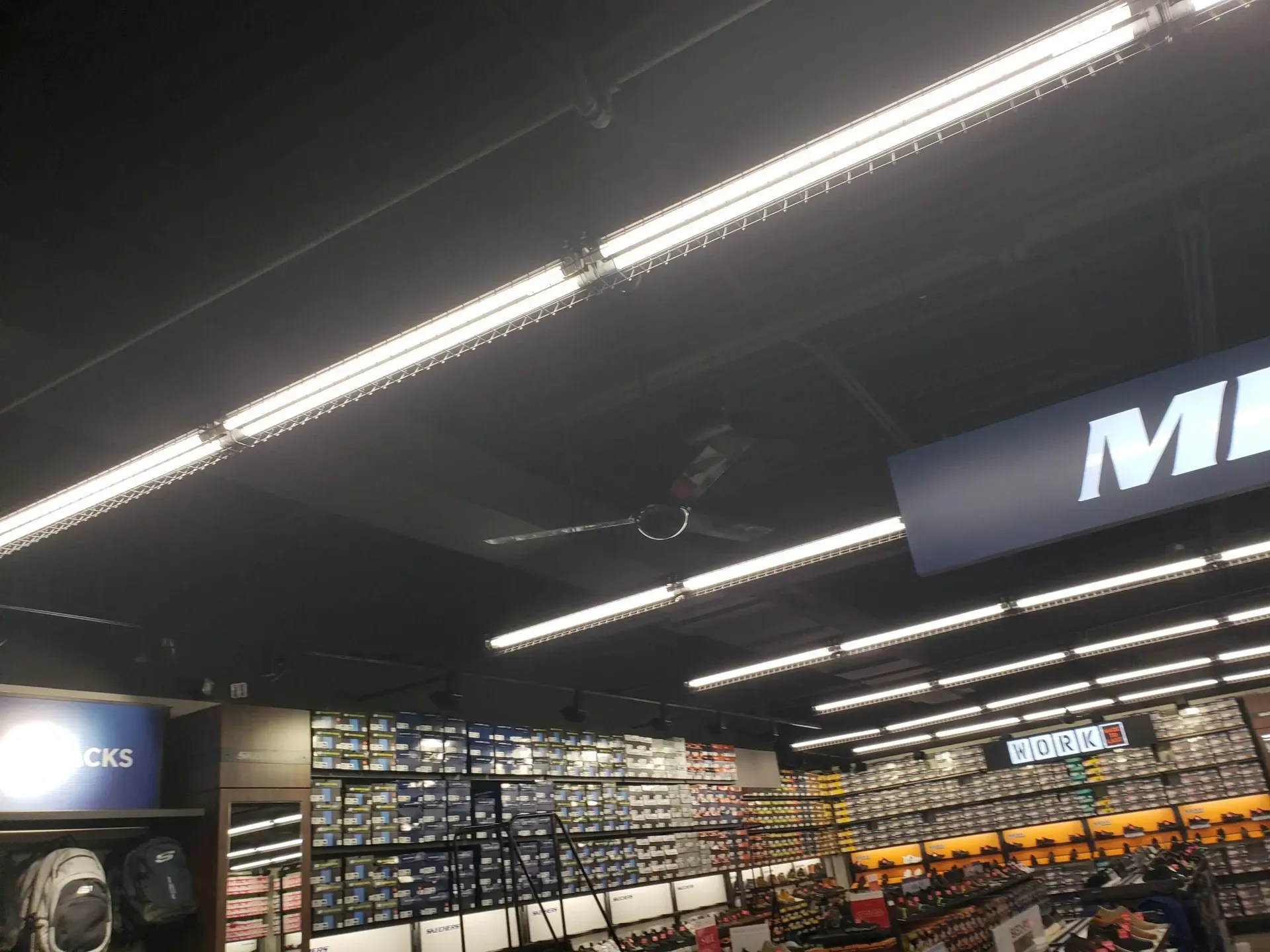 A store with a sign that says mi on it