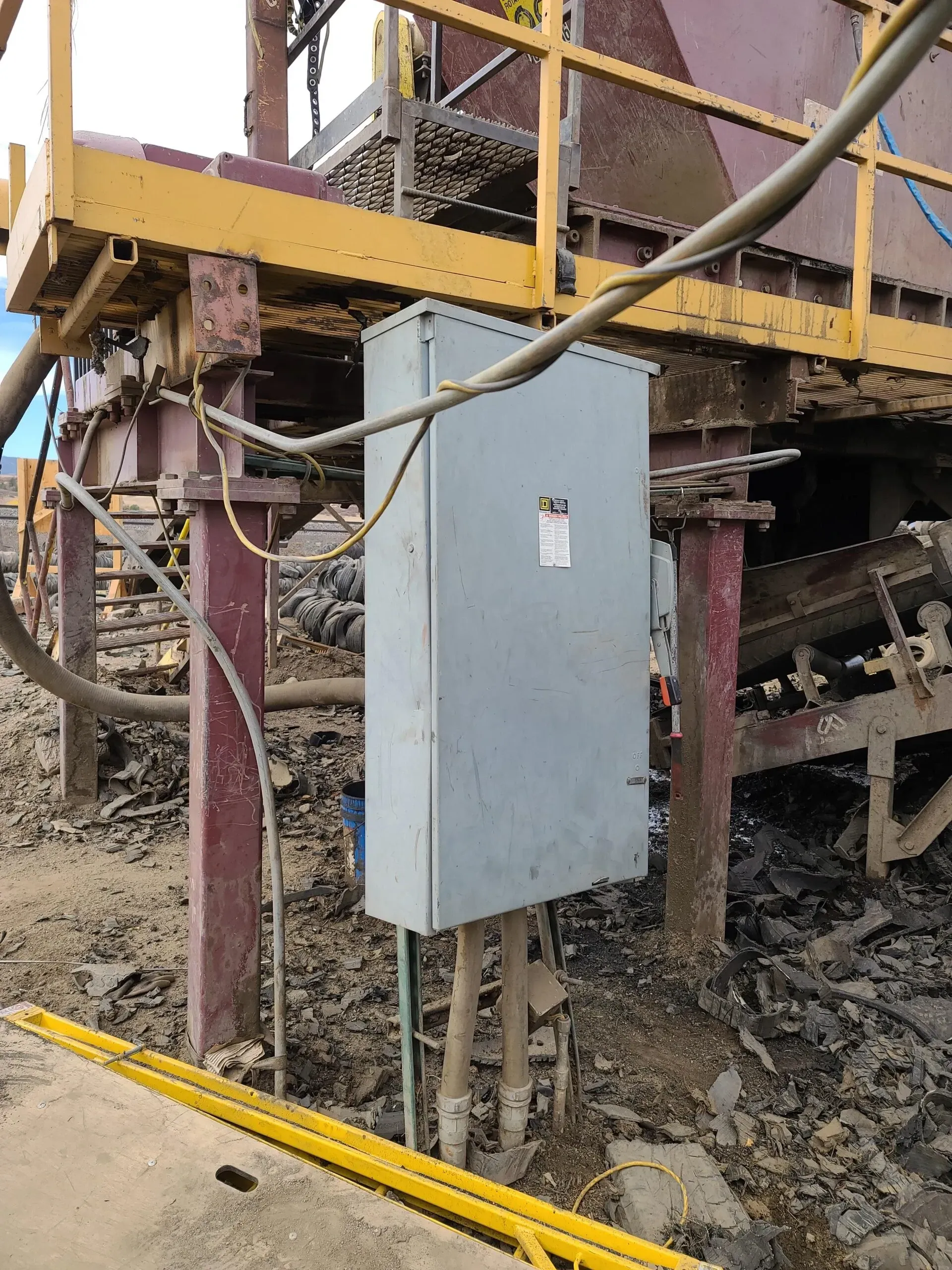 A large electrical box is sitting on the side of a building.