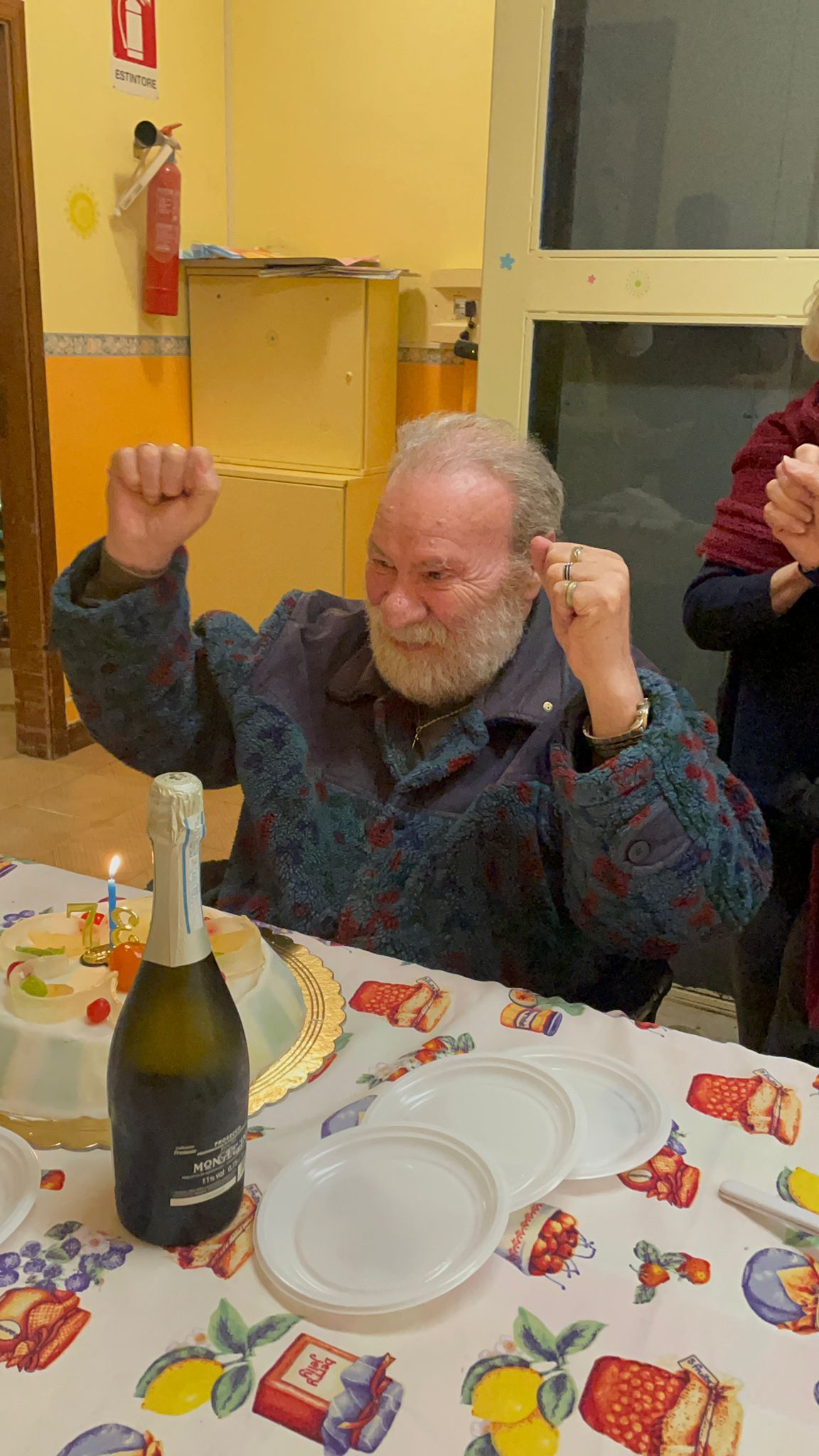 anziano che festeggia il compleanno con la torta