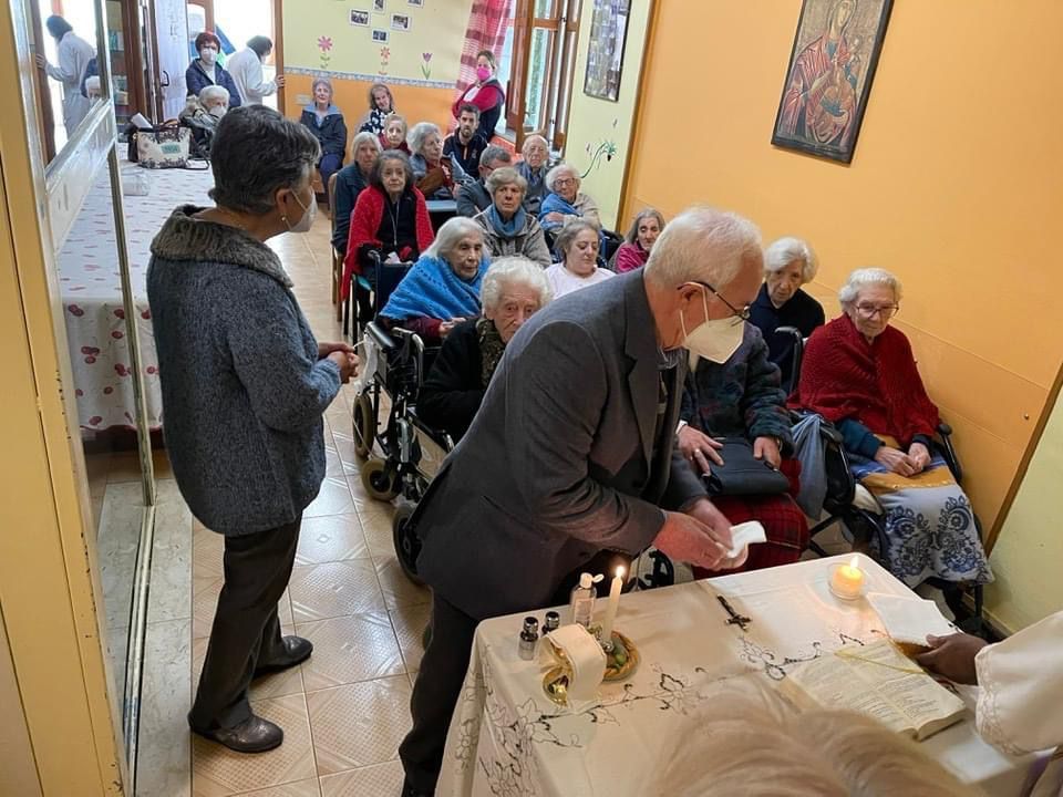 rito religioso in una struttura per anziani