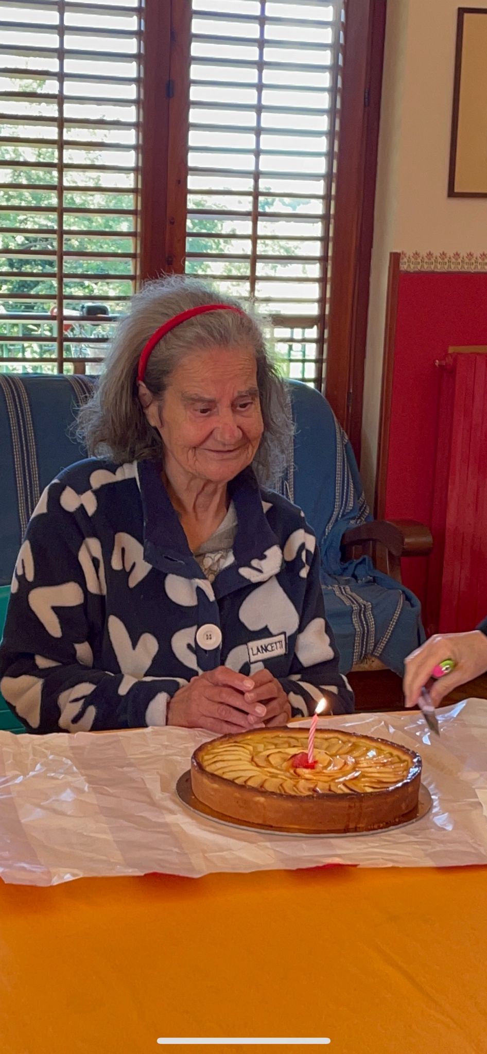 torta di compleanno alle mele per donna anziana