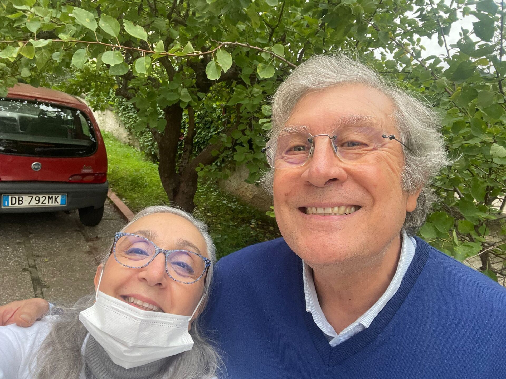 anziano e assistente che sorridono