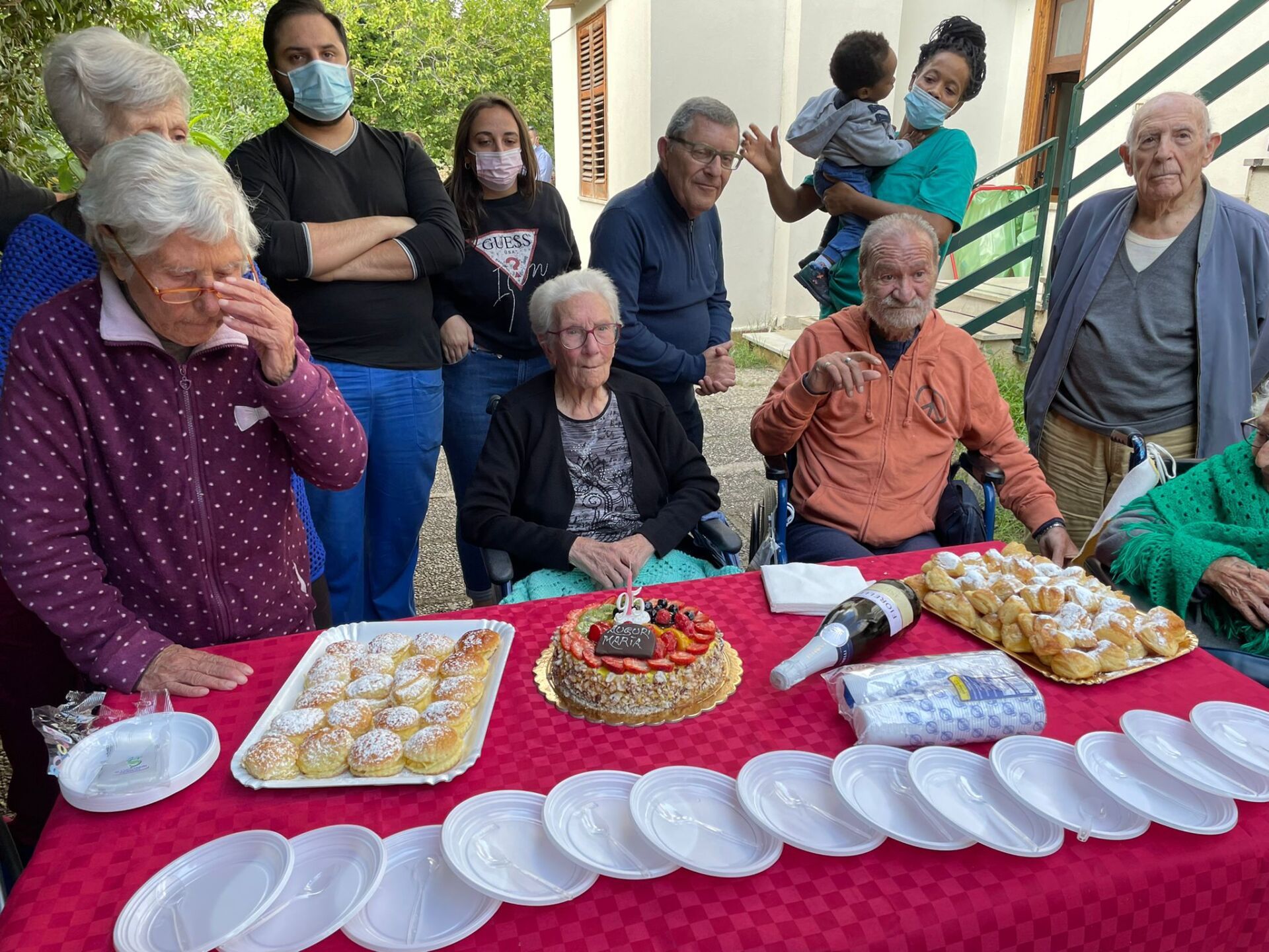 buffet per festa di compleanno di donna anziana