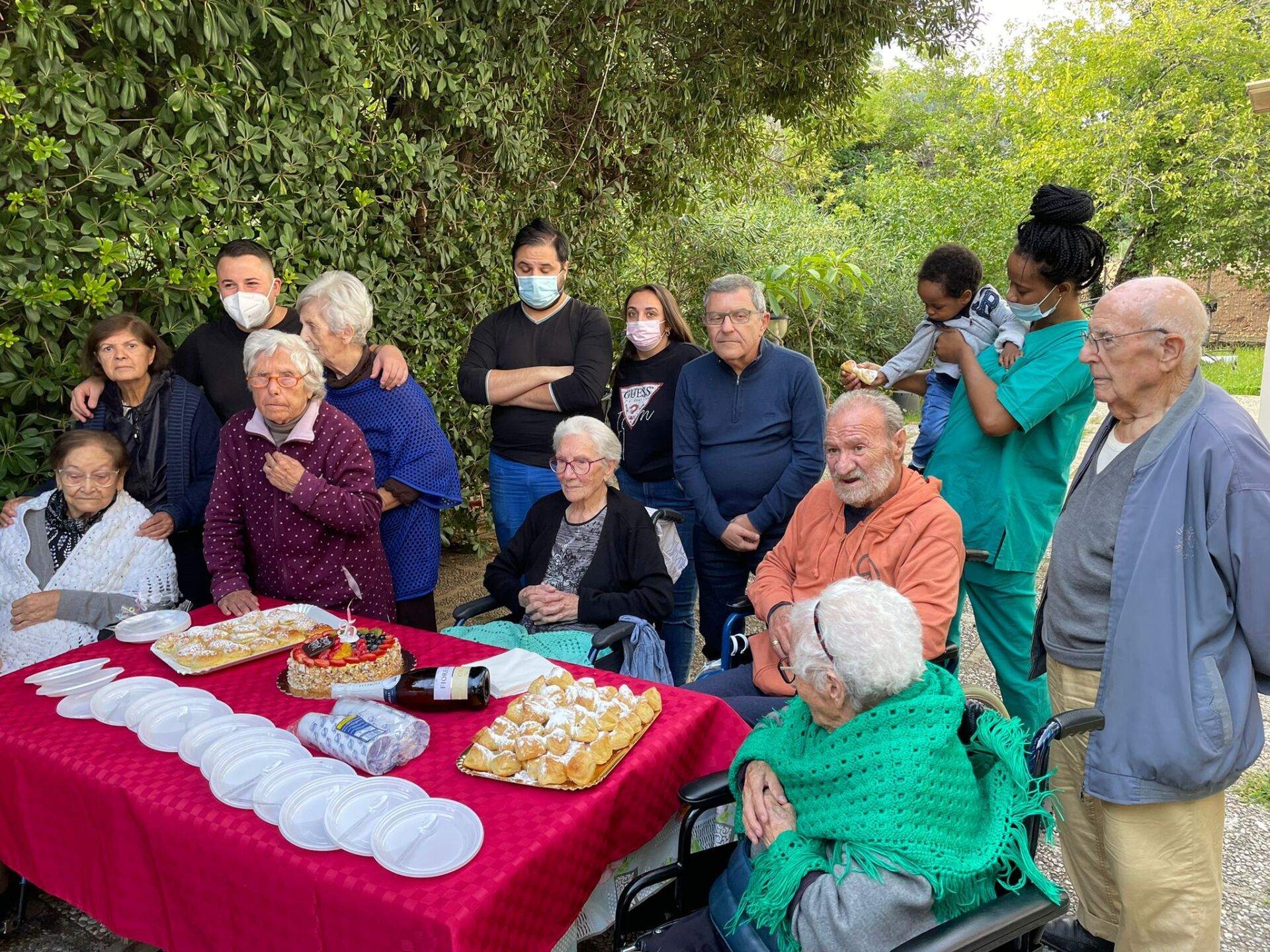 festa di compleanno all'aperto in una casa di riposo