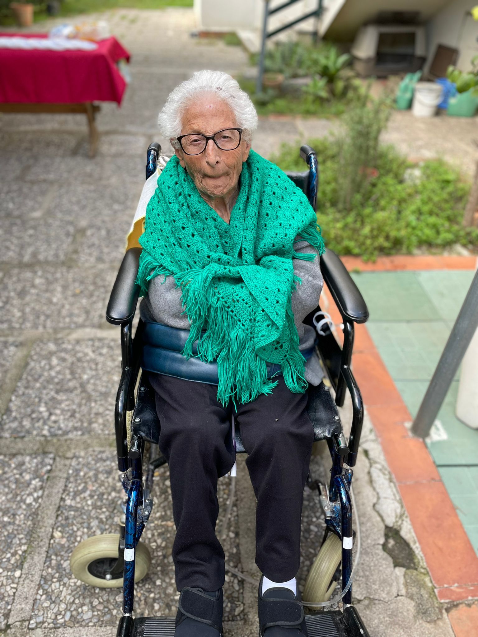 donna anziana in sedia a rotelle