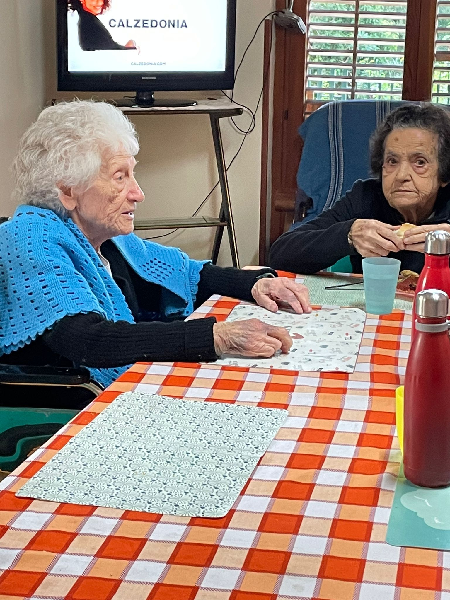 due donne anziane sedute a tavola