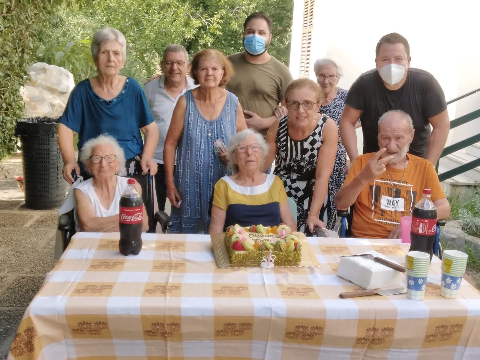 festa di compleanno in una struttura per anziani