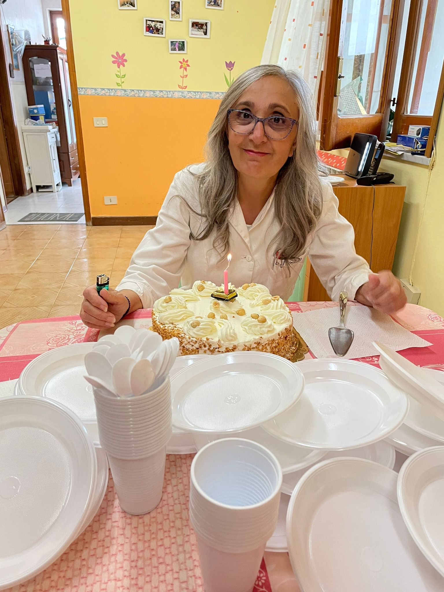 operatrice di una casa di risposo con torta di compleanno