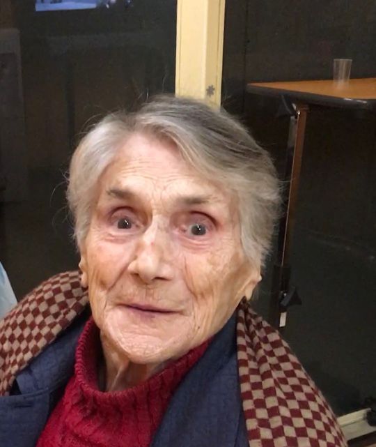 donna anziana con capelli corti