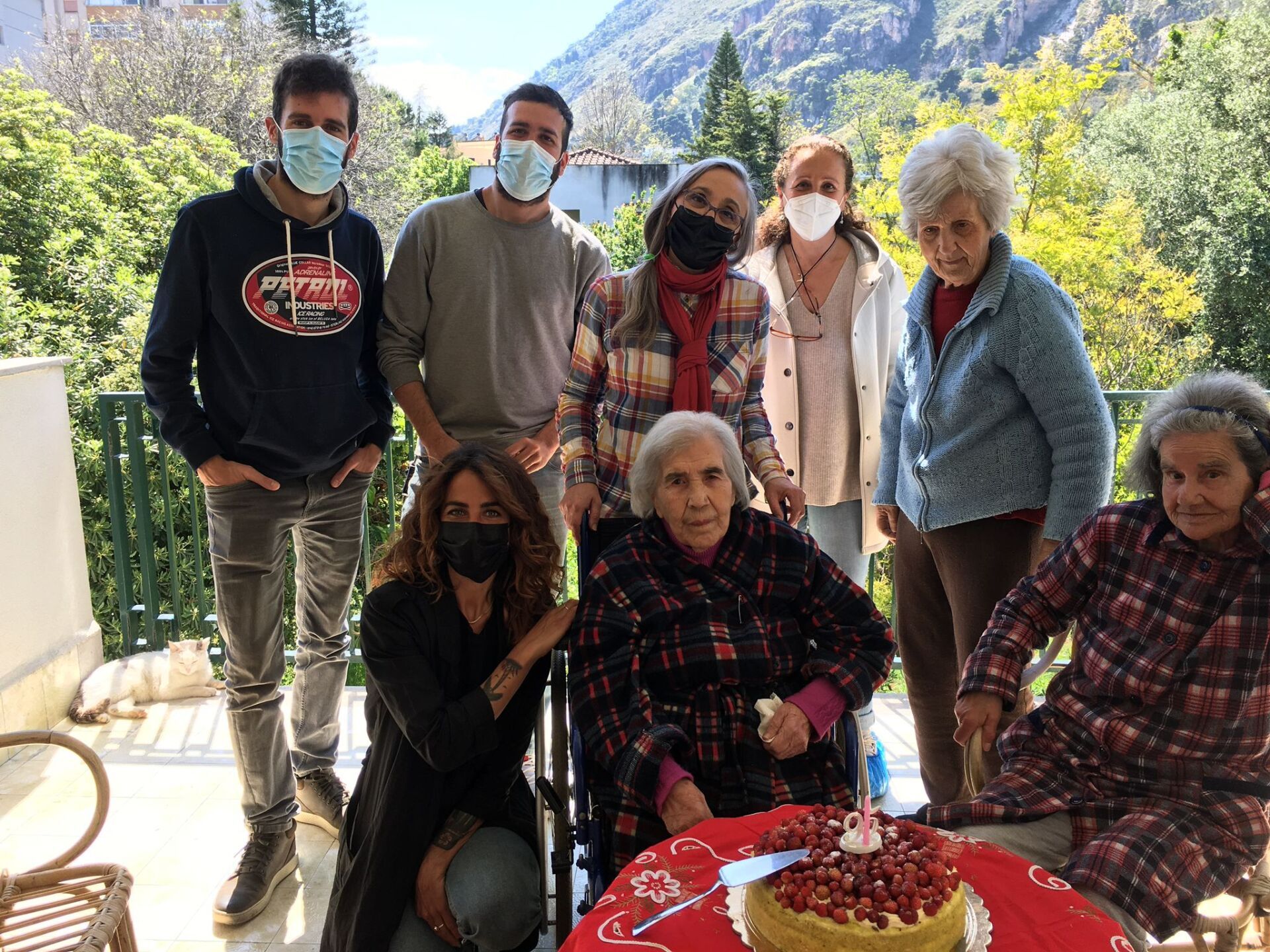 donne anziane con parenti