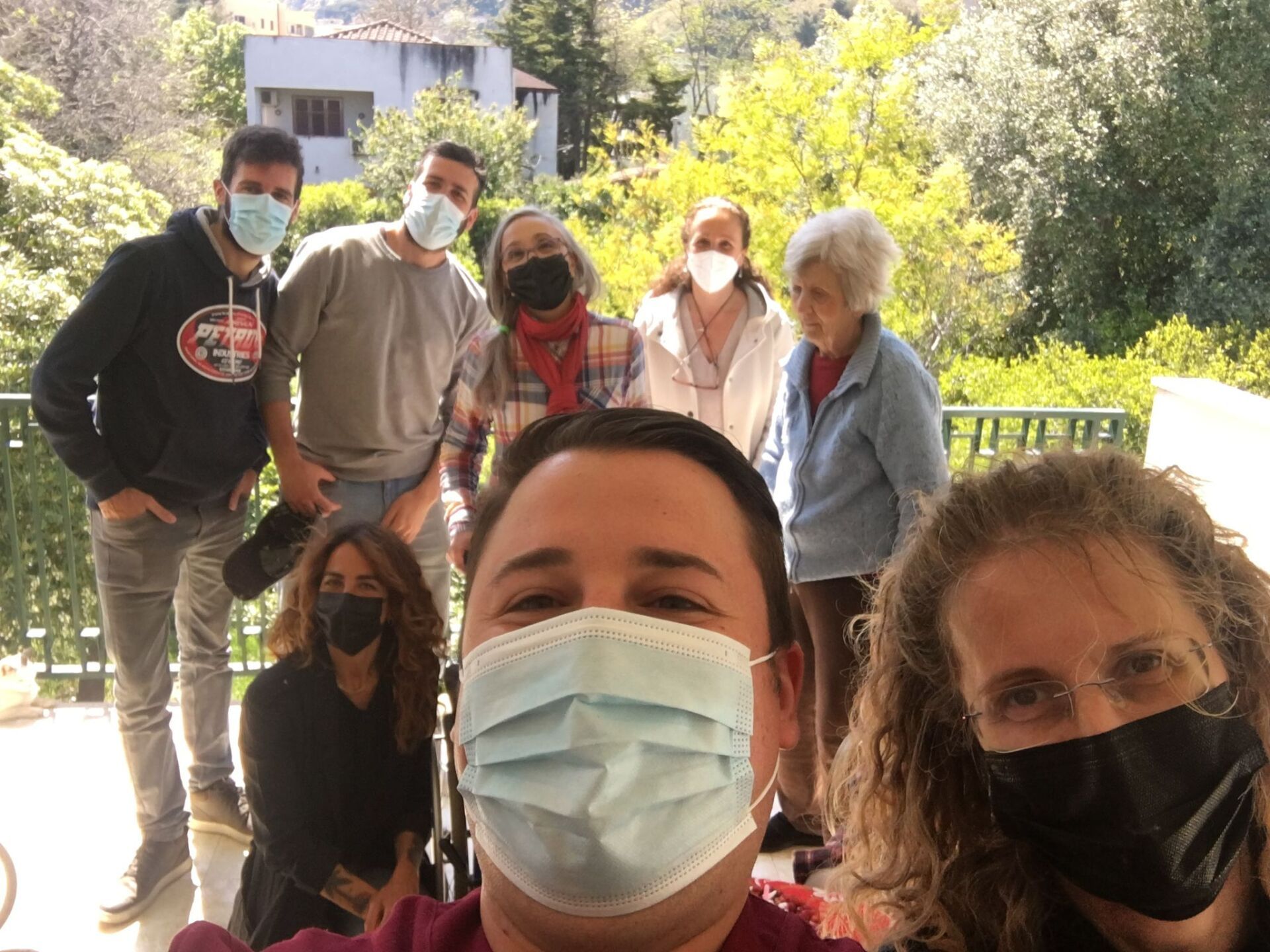 donne anziane con parenti con mascherina