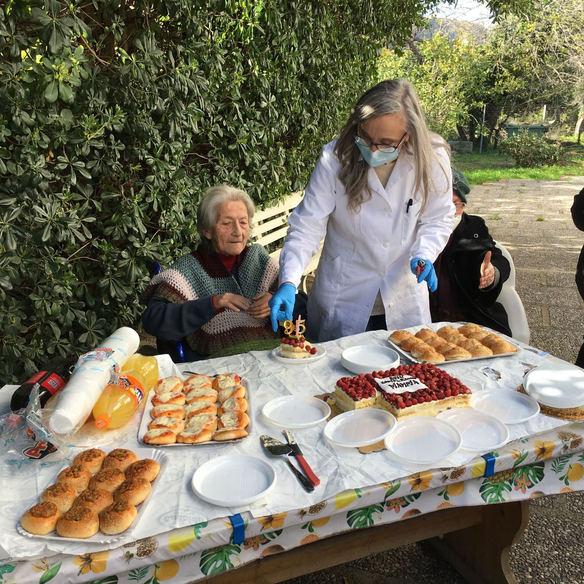 festa con buffet in una casa di riposo