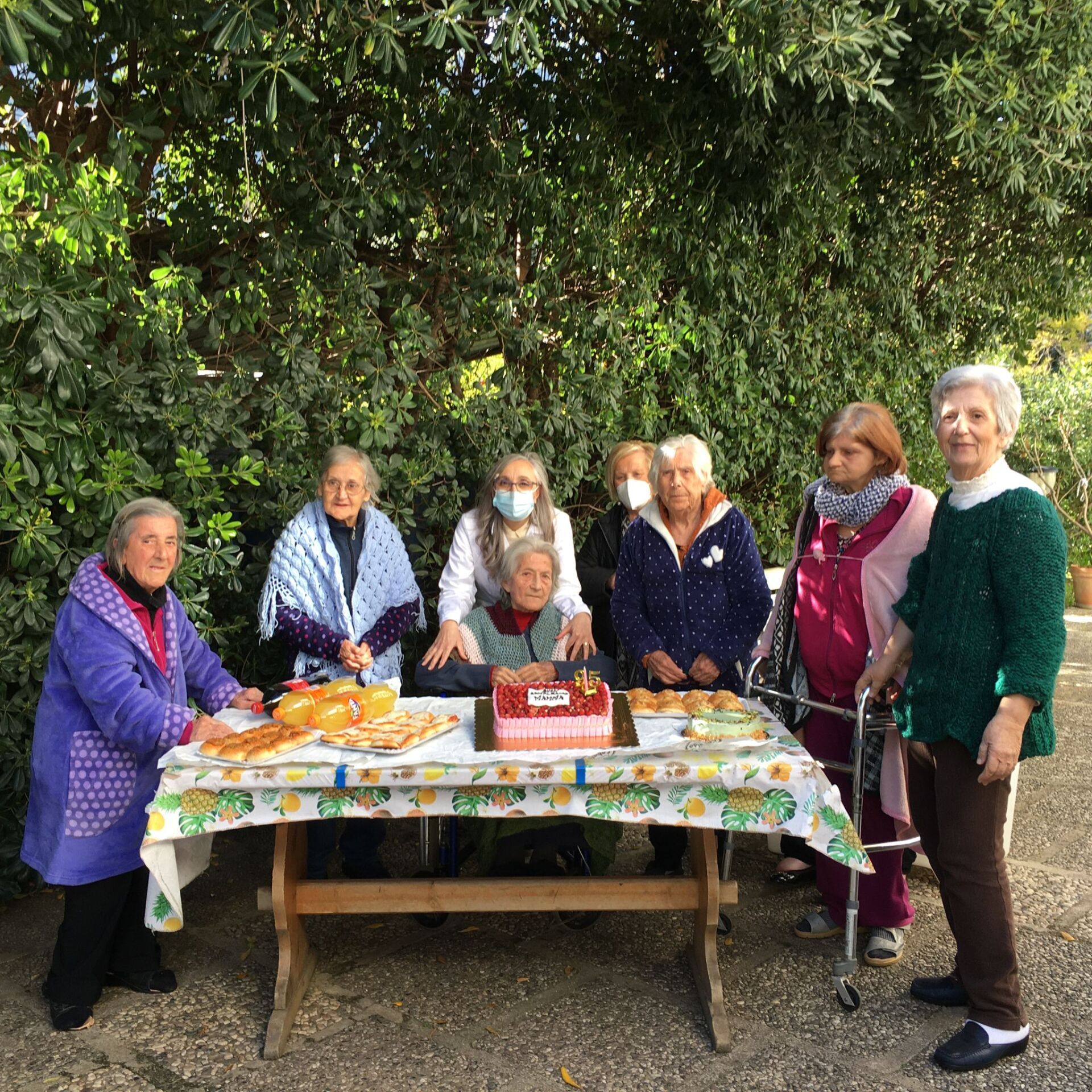 festa di compleanno in una casa di riposo
