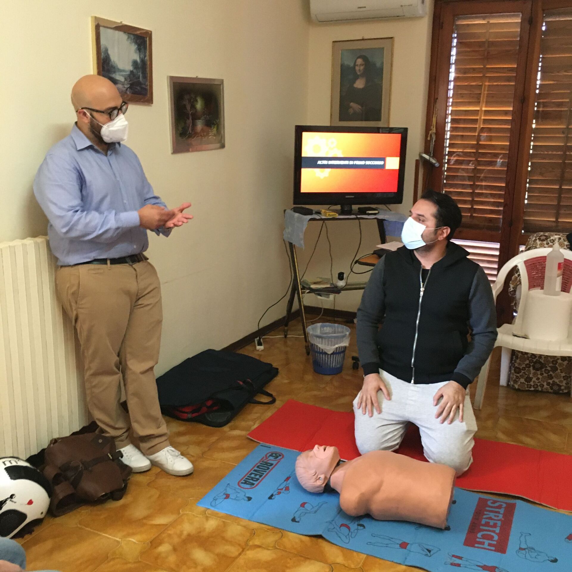 dimostrazione di massaggio cardiaco con manichino