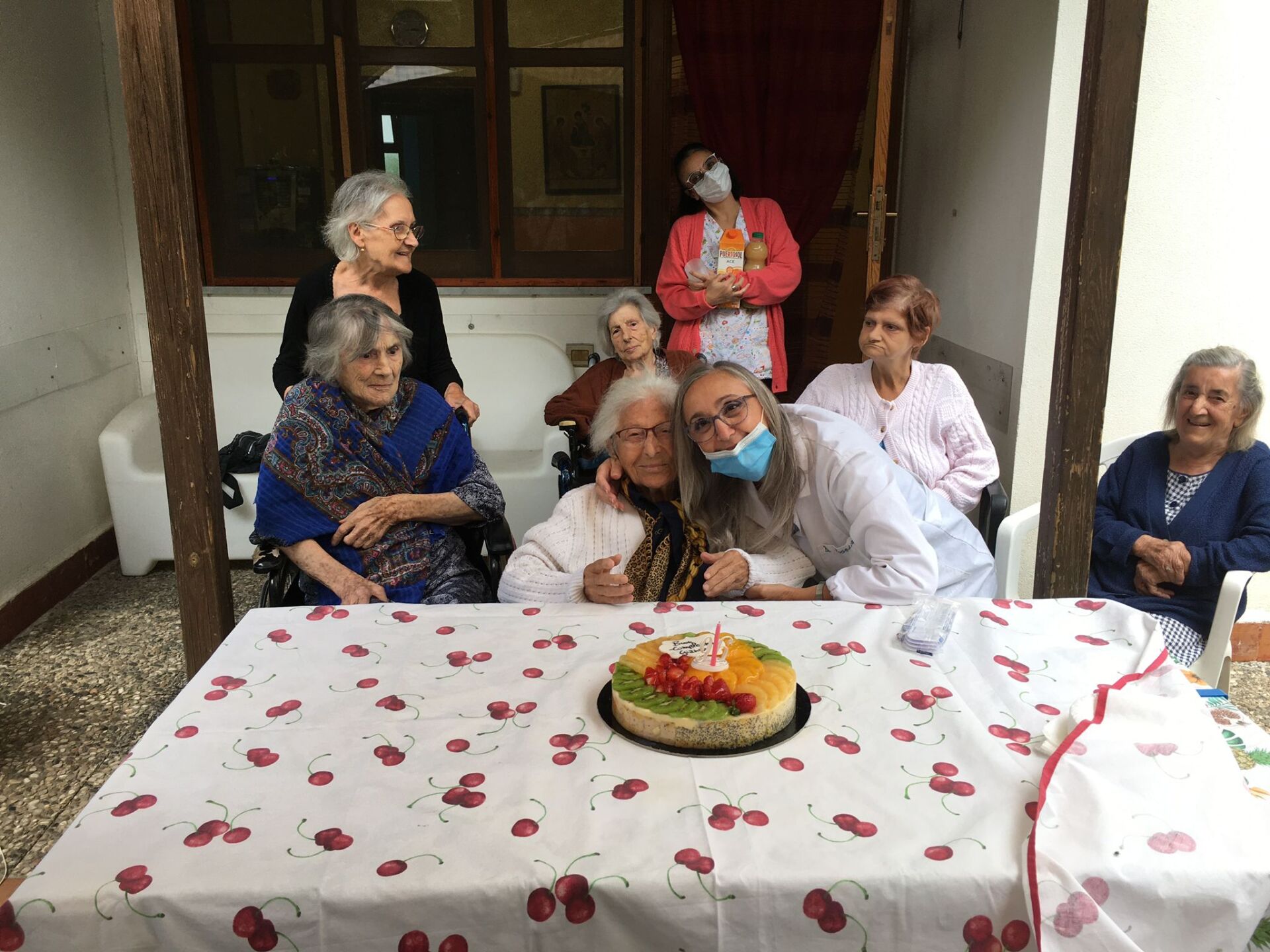 compleanno in una casa di riposo con torta alla frutta