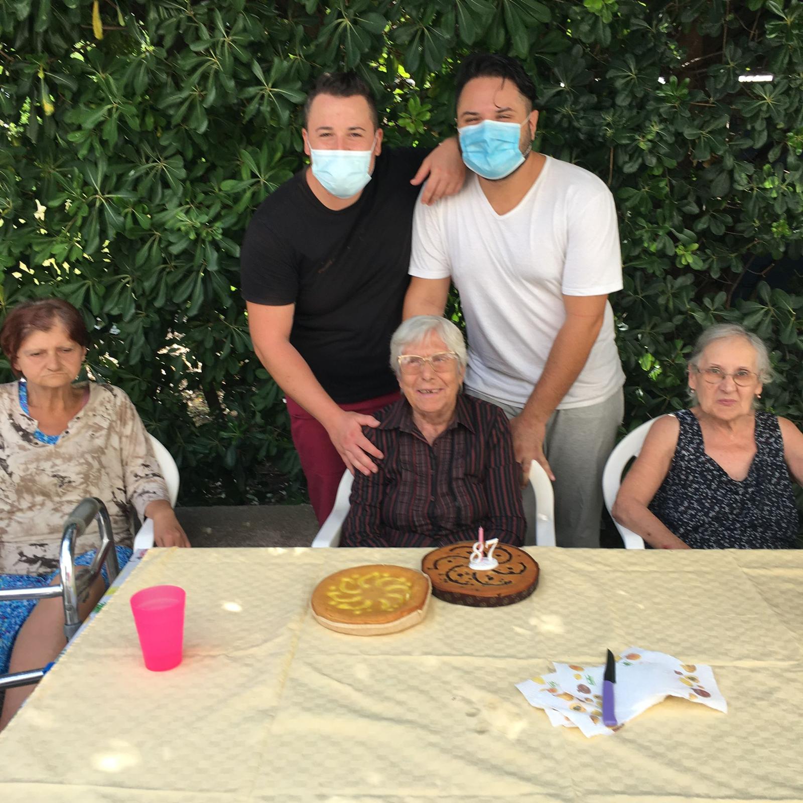 compleanno in una casa di riposo