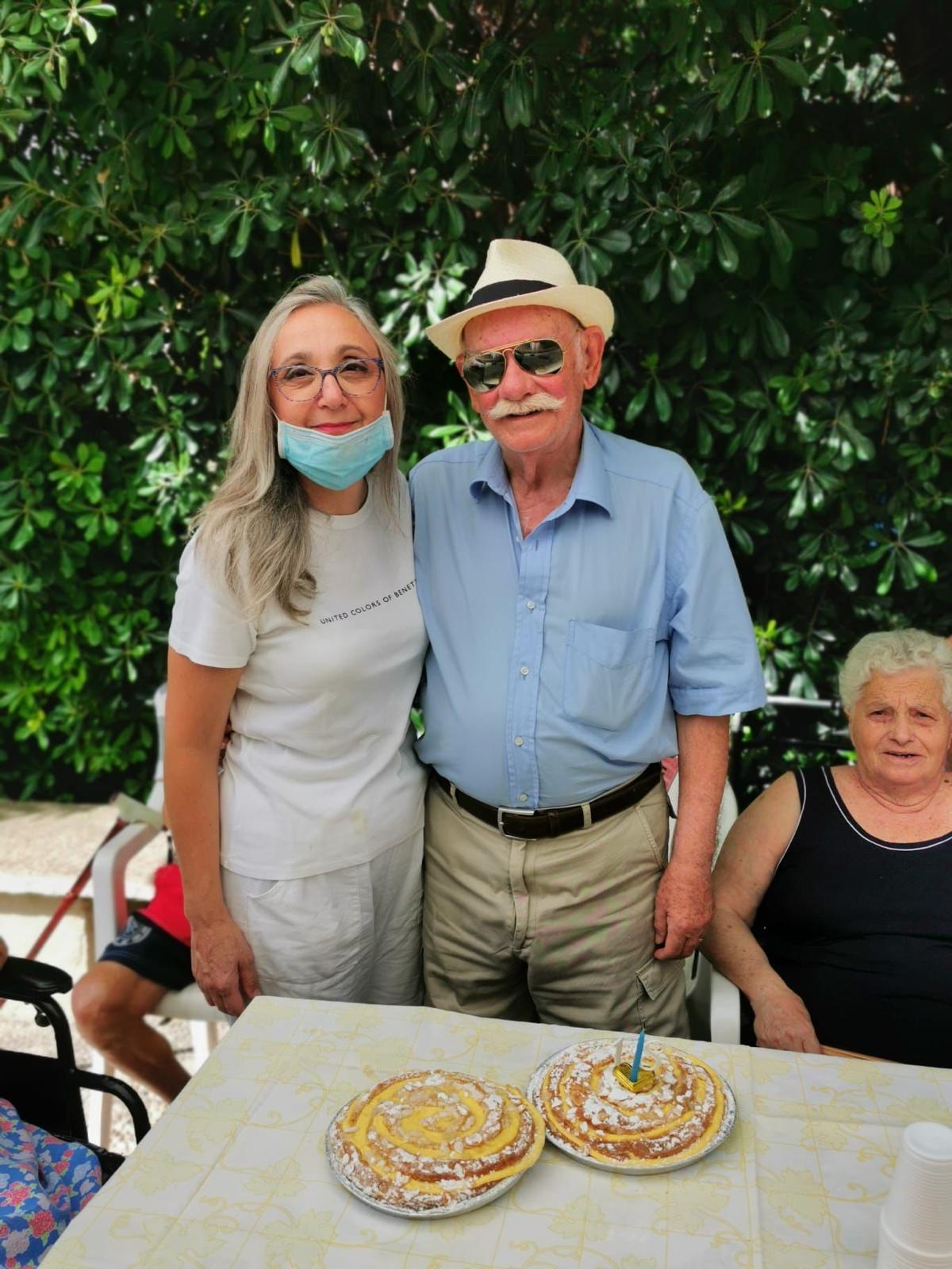 compleanno di anziano con torte di compleanno