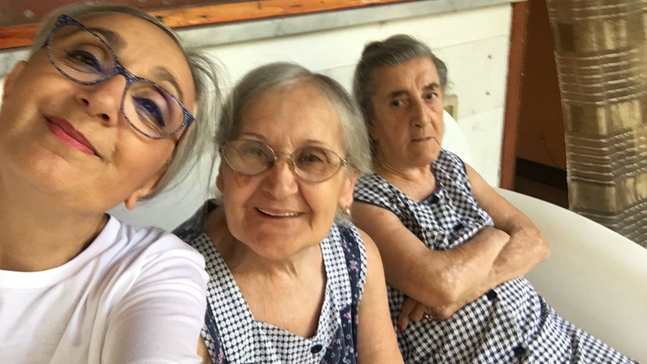 due donne anziane con assistente