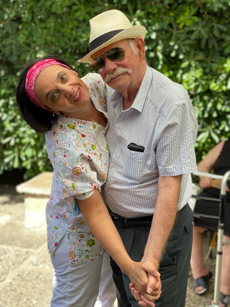 due anziani che ballano