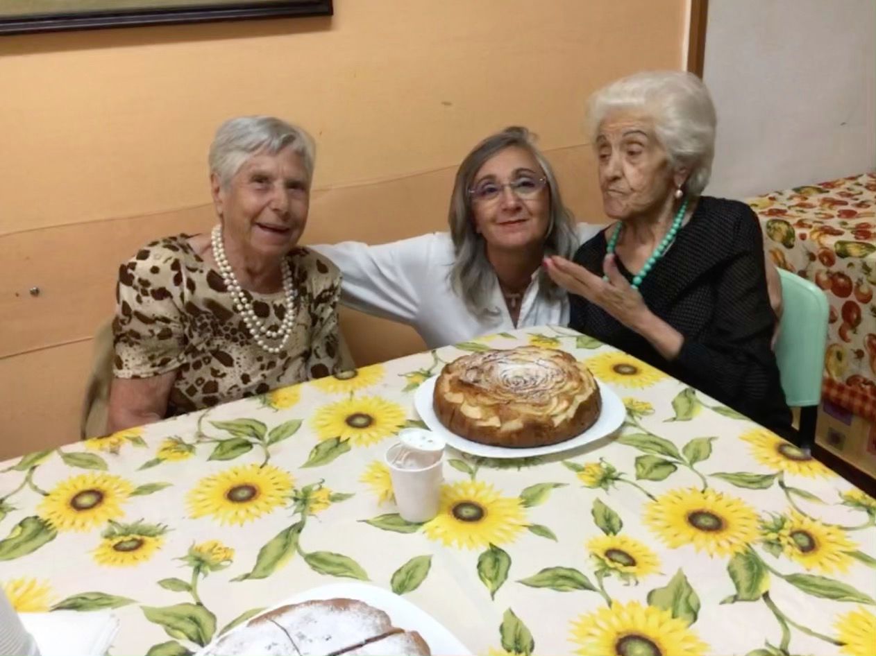 compleanno di due donne anziane
