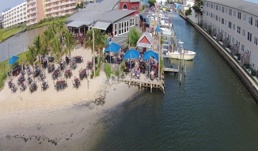 A blurry picture of a city skyline at sunset over a body of water.
