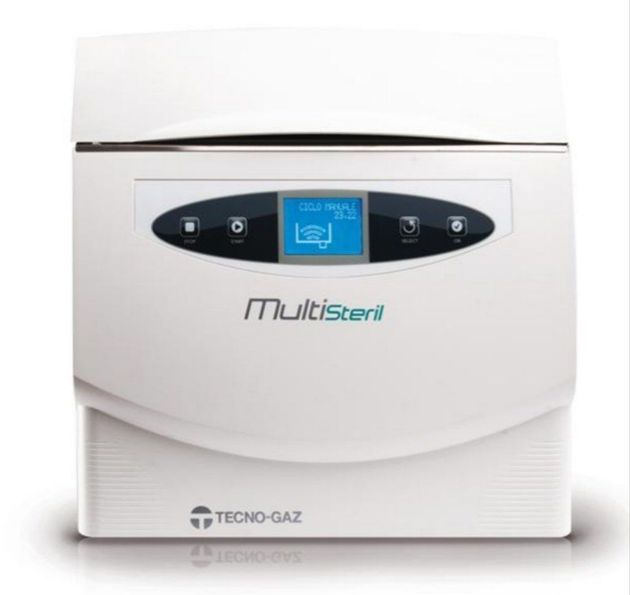 Elettrodomestico da banco Tecno-Gaz Multistein bianco con pannello di controllo e display blu.