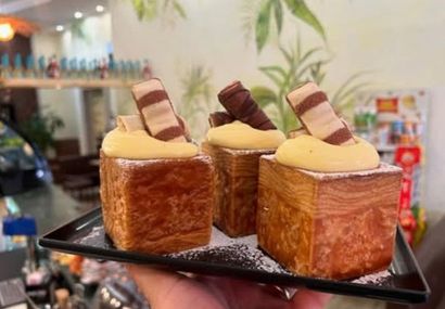 Una vetrina piena di ciambelle e pasticcini in una panetteria.
