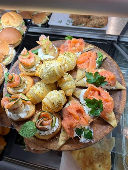 Un tavolo sormontato da piatti di cibo e bicchieri di vino.