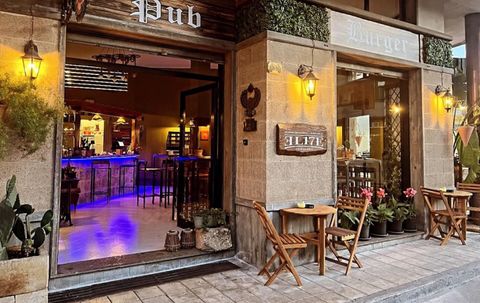 Un ristorante con tavoli e sedie e scaffali pieni di bottiglie di vino.