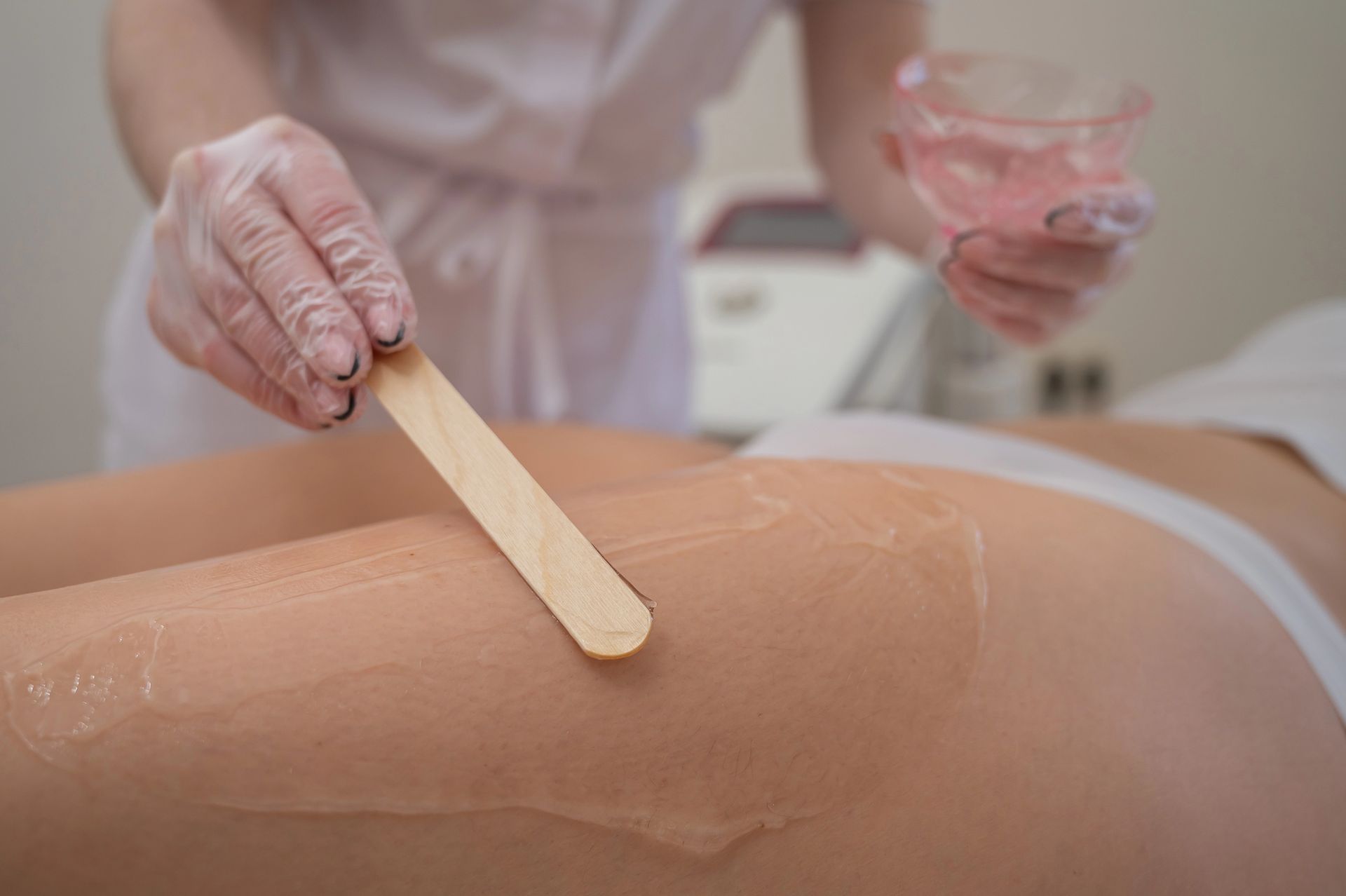 En un entorno clínico, un técnico con guantes aplica gel transparente