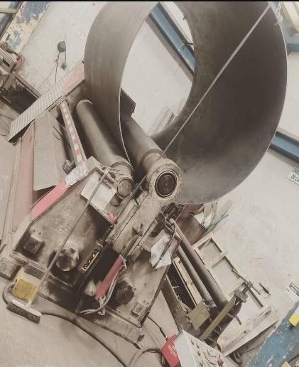 En una fábrica se está enrollando un tubo metálico de gran tamaño en una máquina.