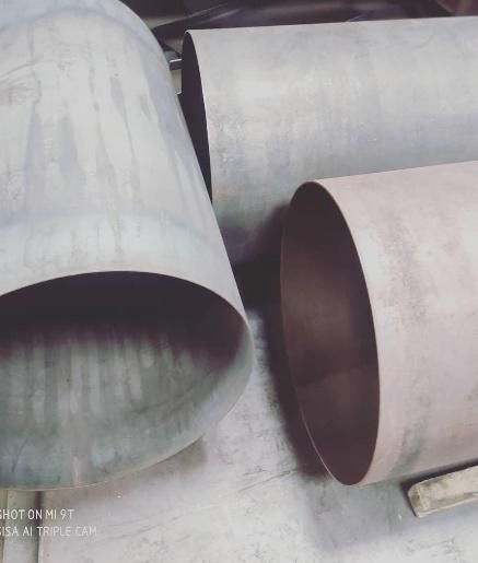 Un montón de tubos de metal están sobre una mesa.